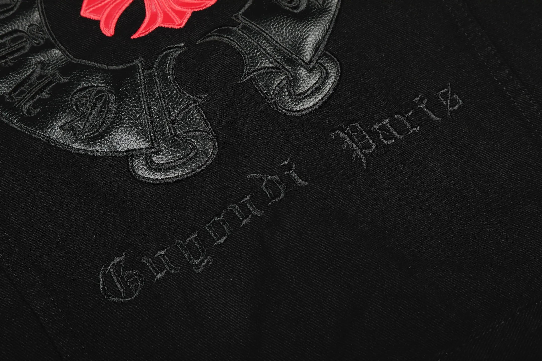 P270 💰 Chrome Hearts Chrome Hearts Cross-Patch Leather Embroidered Shirt Denim Jacket OS version can be worn by both men and women! The fabric is made of twill gauze cotton fabric! The texture is clear and smooth, not easy to wrinkle or fade! The embroidery process is complex and repetitive. There are more than 20 leather labels. It takes 6 repeated embroidery steps to complete the back body. The requirements for the embroidery machine are very strict, and the distance is 45 cm! It won’t work if the spacing is too big, and it won’t work if it’s too small! We make clothes with care, and every detail must be restored one to one! The hardware is all carved and cast, and they are all genuine from the original factory! This piece of clothing consumes a lot of material, with more than 3 meters of material used for one piece of clothing! After the garment is made, it needs to be fixed at high temperature, washed at a water temperature of more than 70 degrees, and softened by adding softener to make the upper body softer and smoother! There is a flap on the sleeve that can be stored into short sleeves! Make it fit that understanding Color: Black White Size: S-M-L-XL